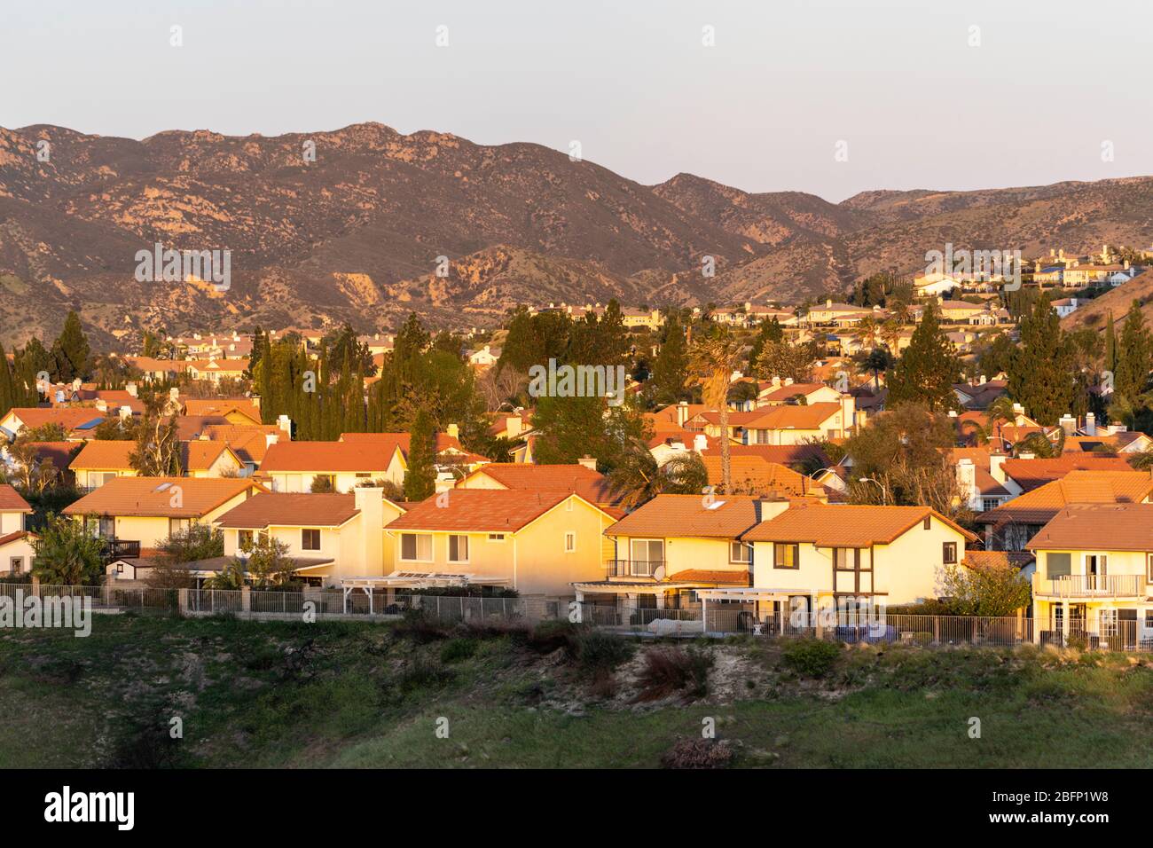 All'alba, all'alba, si può ammirare la vista delle case nella zona della San Fernando Valley a nord di Los Angeles, California. Foto Stock
