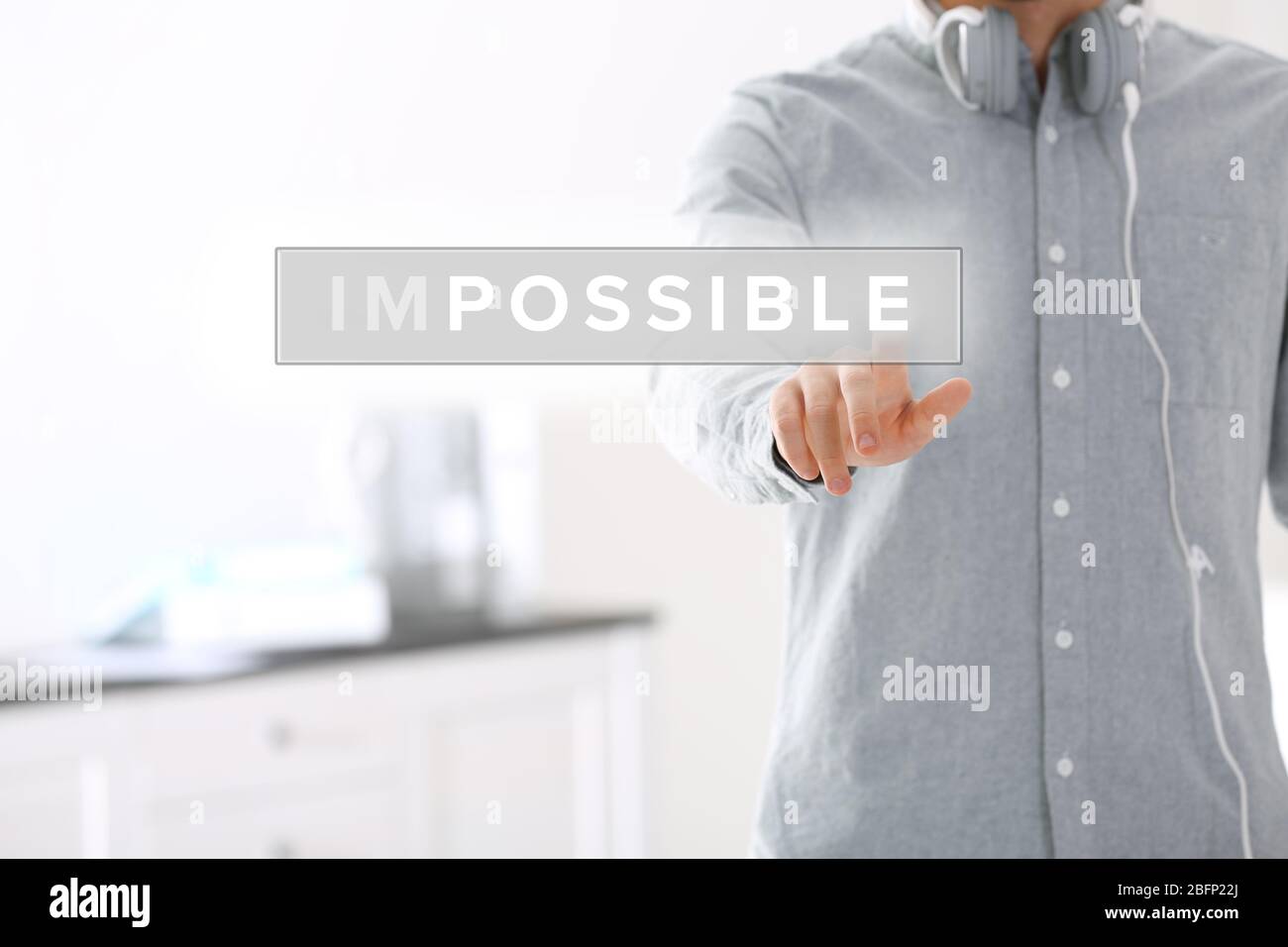 Mano umana che trasforma la parola impossibile in possibile Foto Stock
