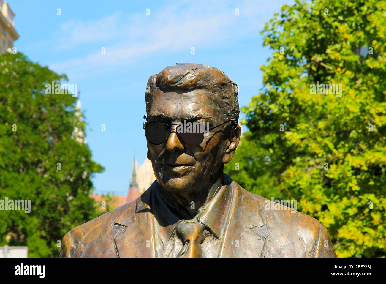 Monumento in bronzo al presidente degli Stati Uniti d'America Ronald Reagan in occhiali da sole su Piazza della libertà in una città ungherese Budapest, Ungheria Foto Stock