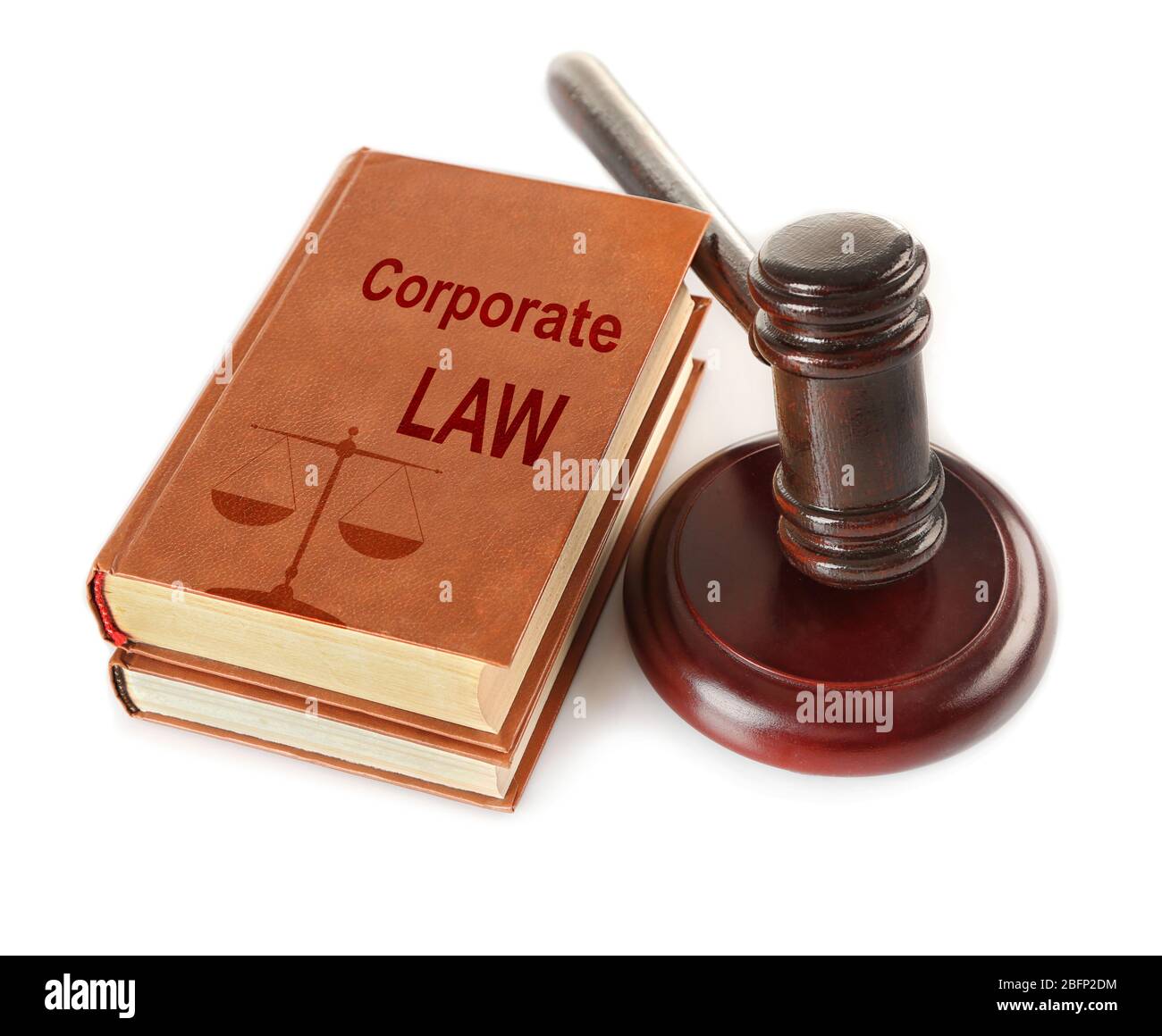 Gavel e libri isolati su bianco. Concetto di diritto societario Foto Stock