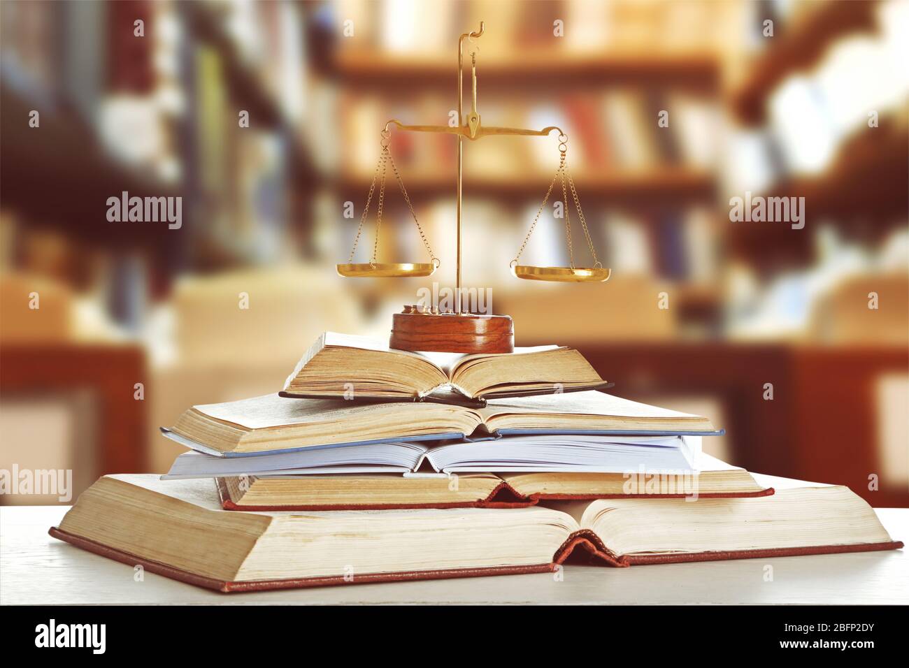 La giustizia si scala su tavolo in biblioteca Foto Stock