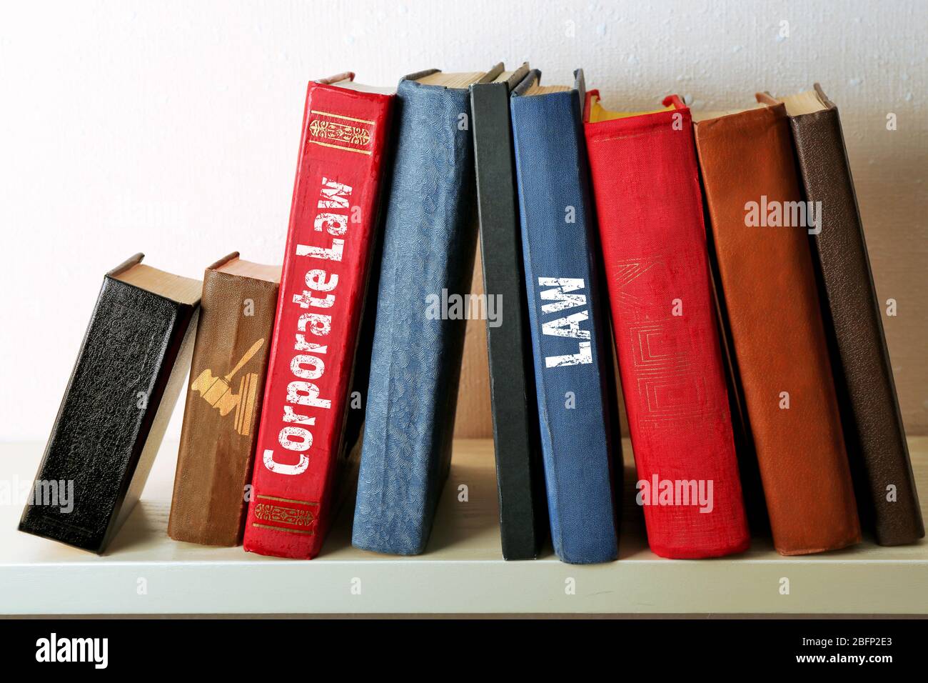 Libri su scaffale, concetto di diritto societario Foto Stock