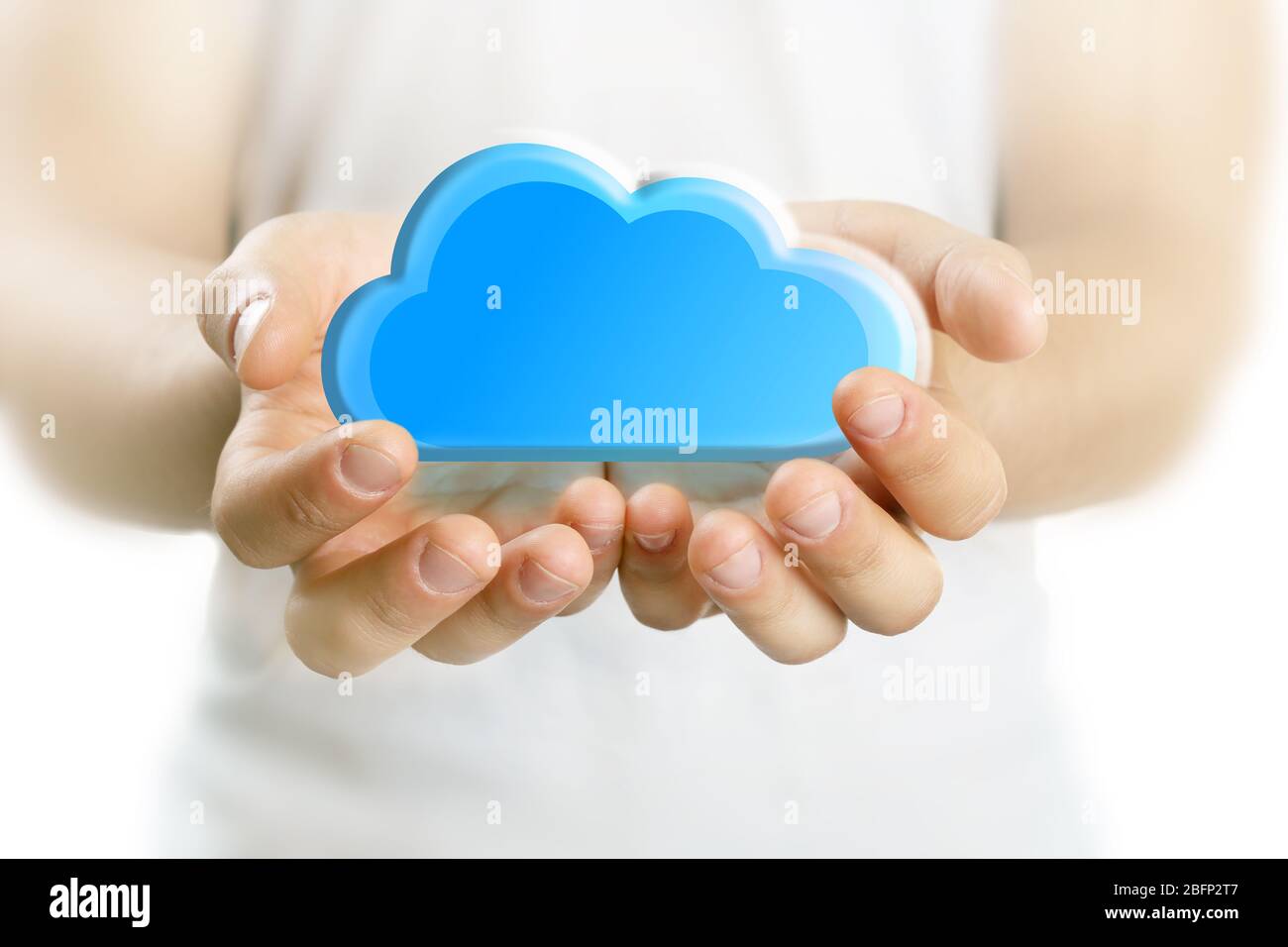 Cloud virtuale nelle mani. Concetto di archiviazione cloud Foto Stock