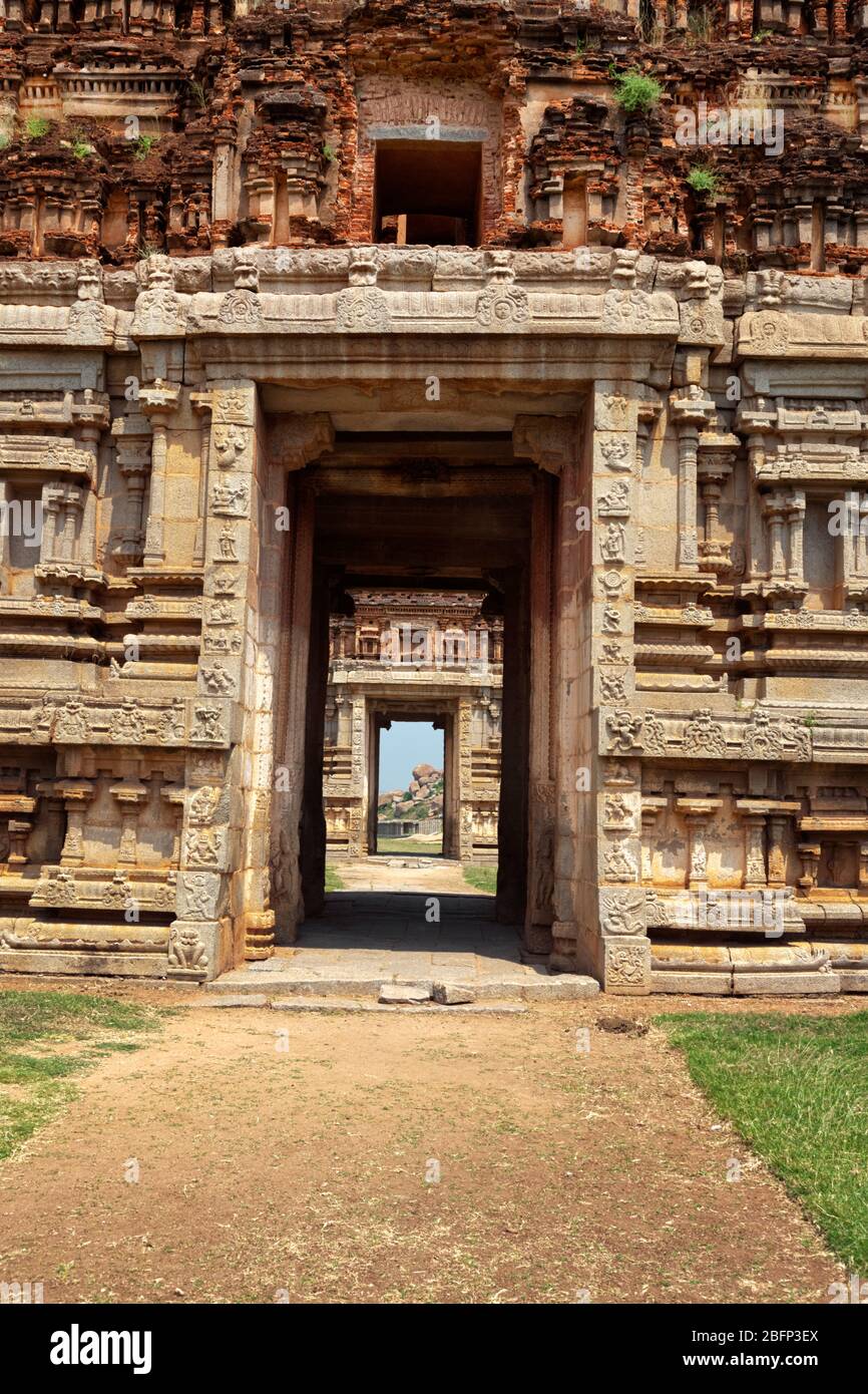 Porta in gopuram. Rovine a Hampi, Karnataka, India Foto Stock