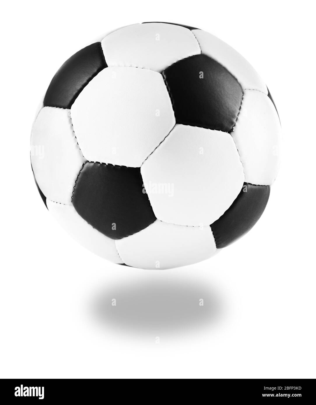 Calcio con ombra, isolato su sfondo bianco Foto Stock