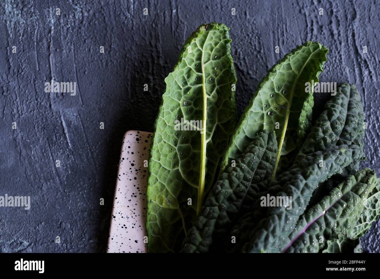 Un mazzo di kale nero, insalata italiana, verdure verdi, cibo sano, cibo vegetariano. Super cibo. Messa a fuoco selettiva. Spazio di copia. Sopra Foto Stock