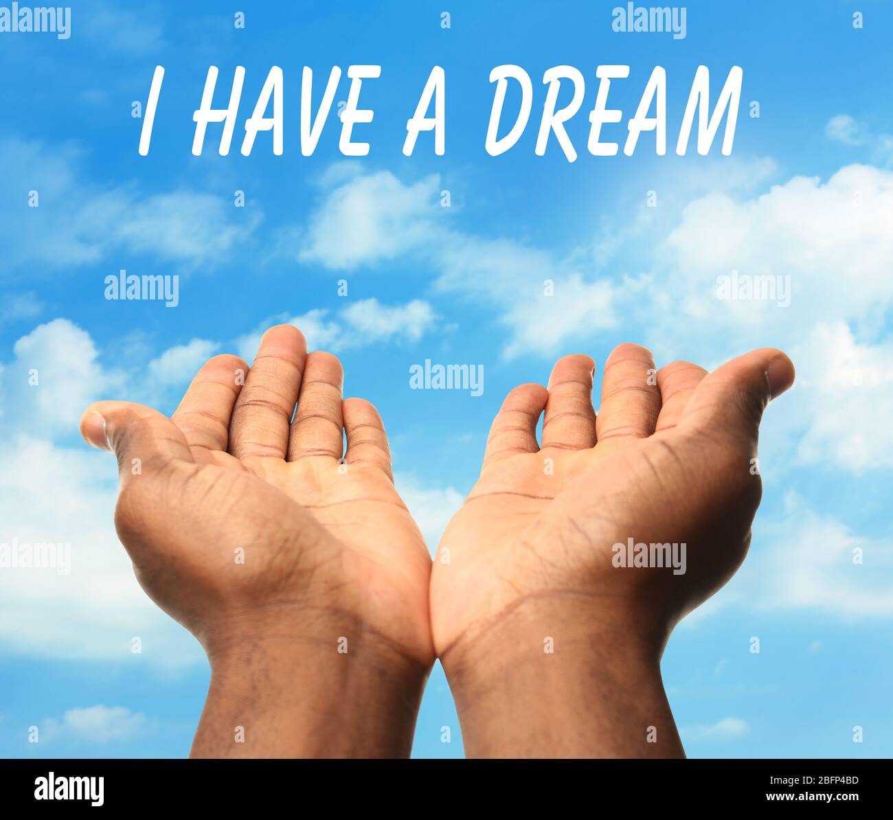 Martin Luther King Day. Mani maschili con testo ho un sogno su sfondo blu cielo Foto Stock