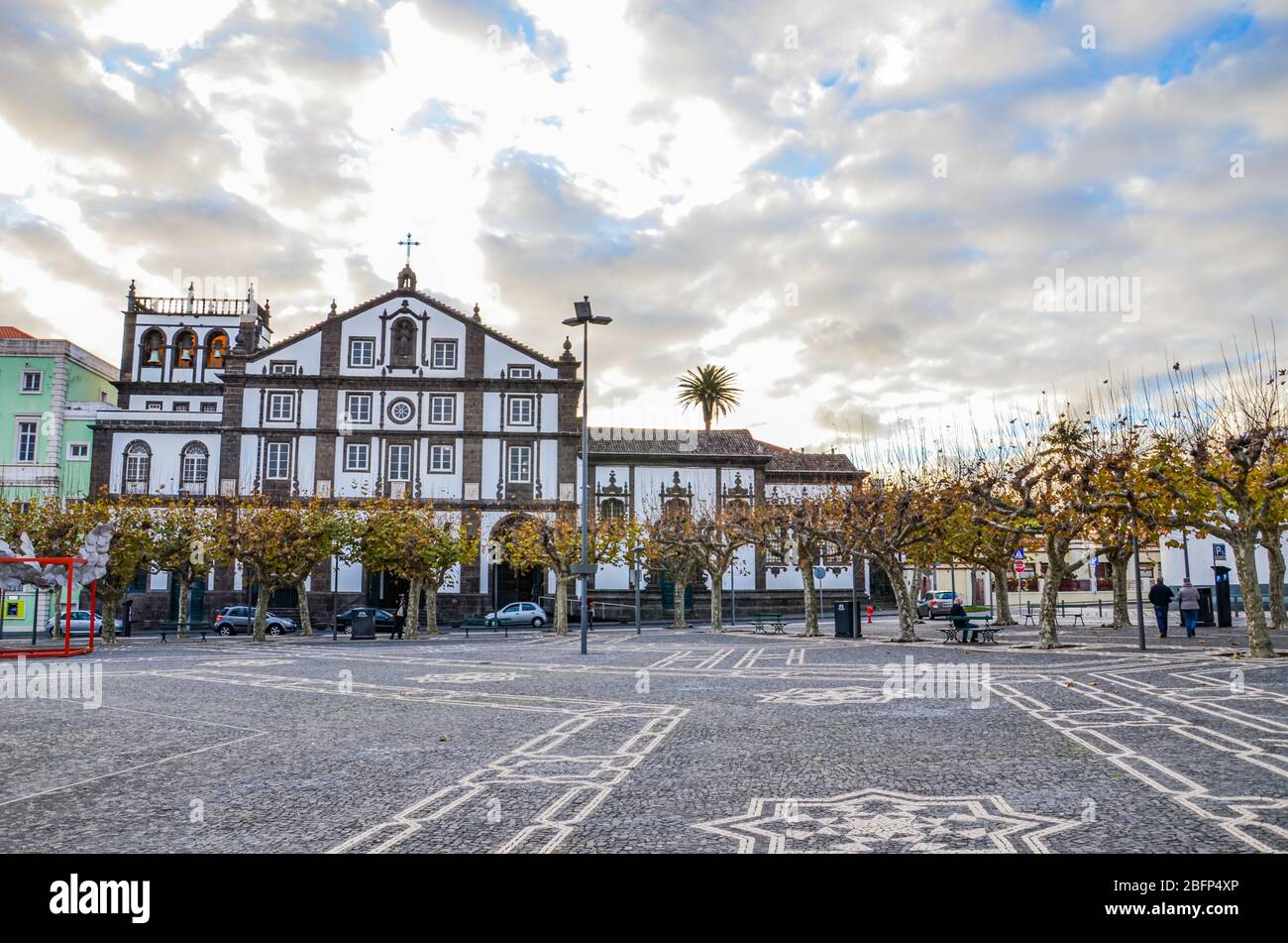 Ponta Delgada, Azzorre, Portogallo - 12 gennaio 2020: Piazza acciottolata nel centro storico della città portoghese. Case storiche tradizionali. Persone che camminano per le strade. Foto orizzontale. Foto Stock
