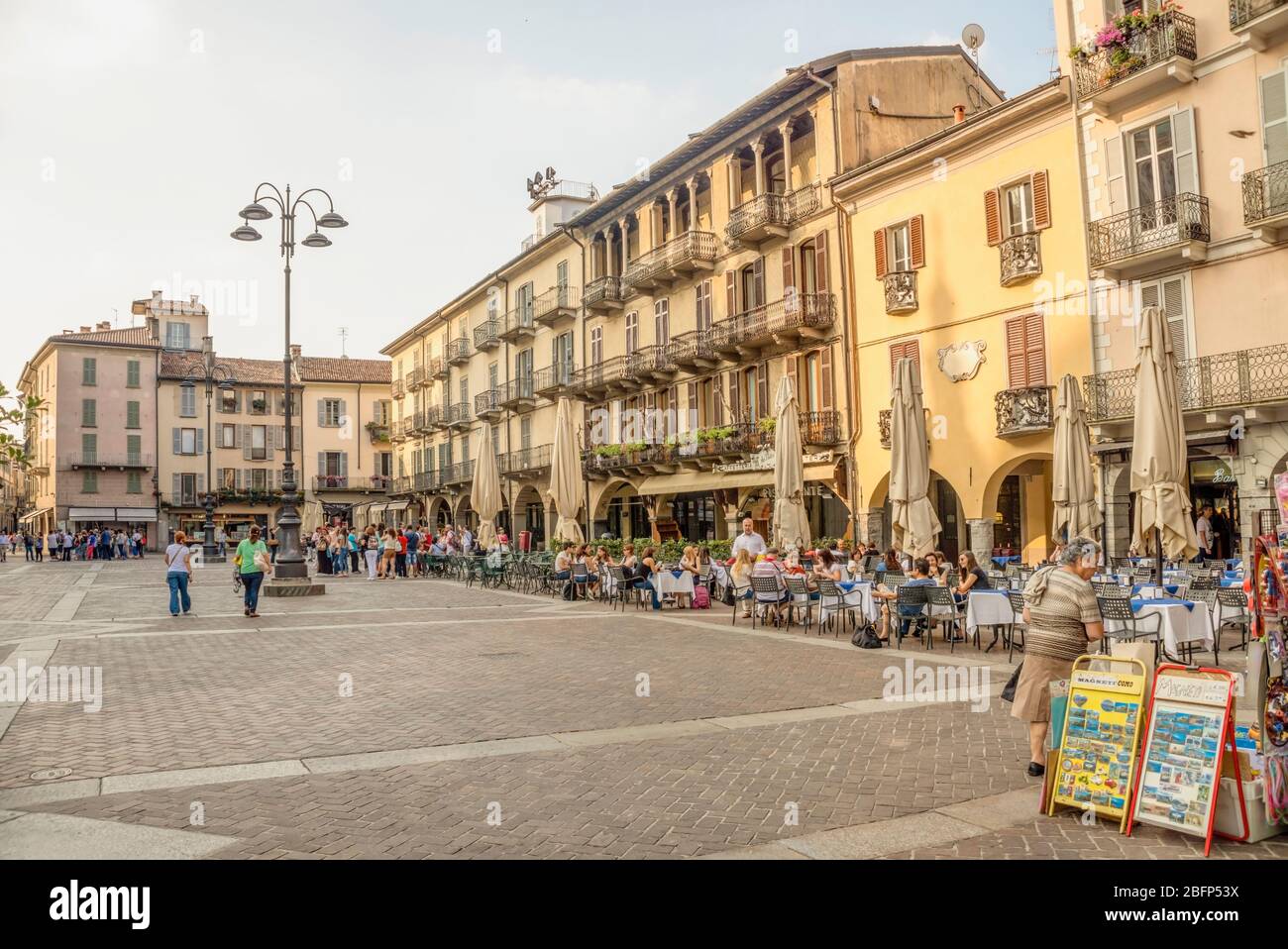 Caffè e ristoranti in Piazza Duomo, Como, Italia Foto Stock