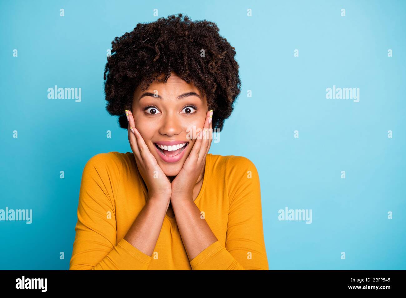 Pazzo funky sorprendente afro ragazza americana ottenere ricevere da tempo previsto presente per il compleanno impressionato urlare omg touch mani indossare viso alla moda Foto Stock