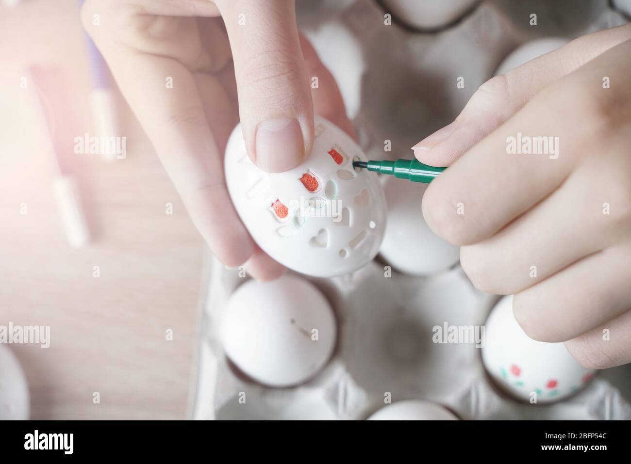 Istruzioni dettagliate per la fotografia. Creazione di un motivo utilizzando lo stencil. Disegno sulle uova di Pasqua usando stencil. Progetto d'arte per bambini. Concetto DIY. Foto Stock