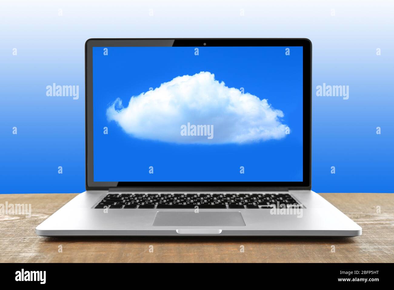 Laptop sul tavolo. Concetto di archiviazione cloud Foto Stock