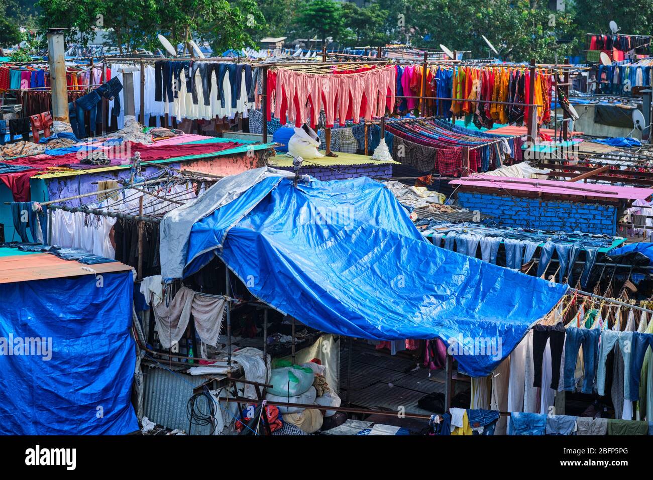 Dhobi Ghat è una lavanderia all'aperto lavoir a Mumbai, India, con lavanderia che asciuga su corde Foto Stock