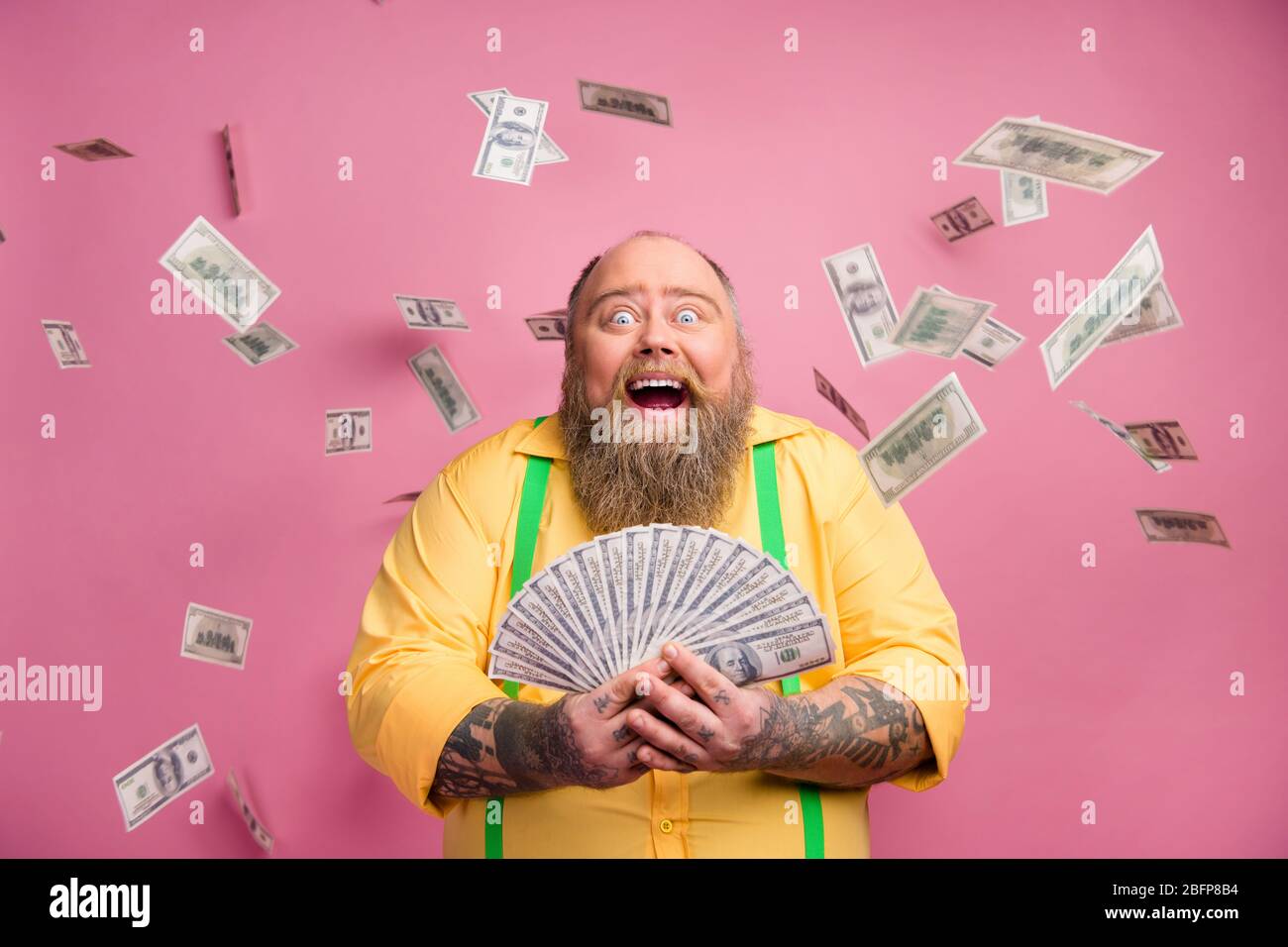 Ritratto primo piano del suo lui simpatico allegro ragazzo bearded ricco tenuta in mani mazzo sovvenzione di reddito donazione usd per nuova vita isolato sopra Foto Stock