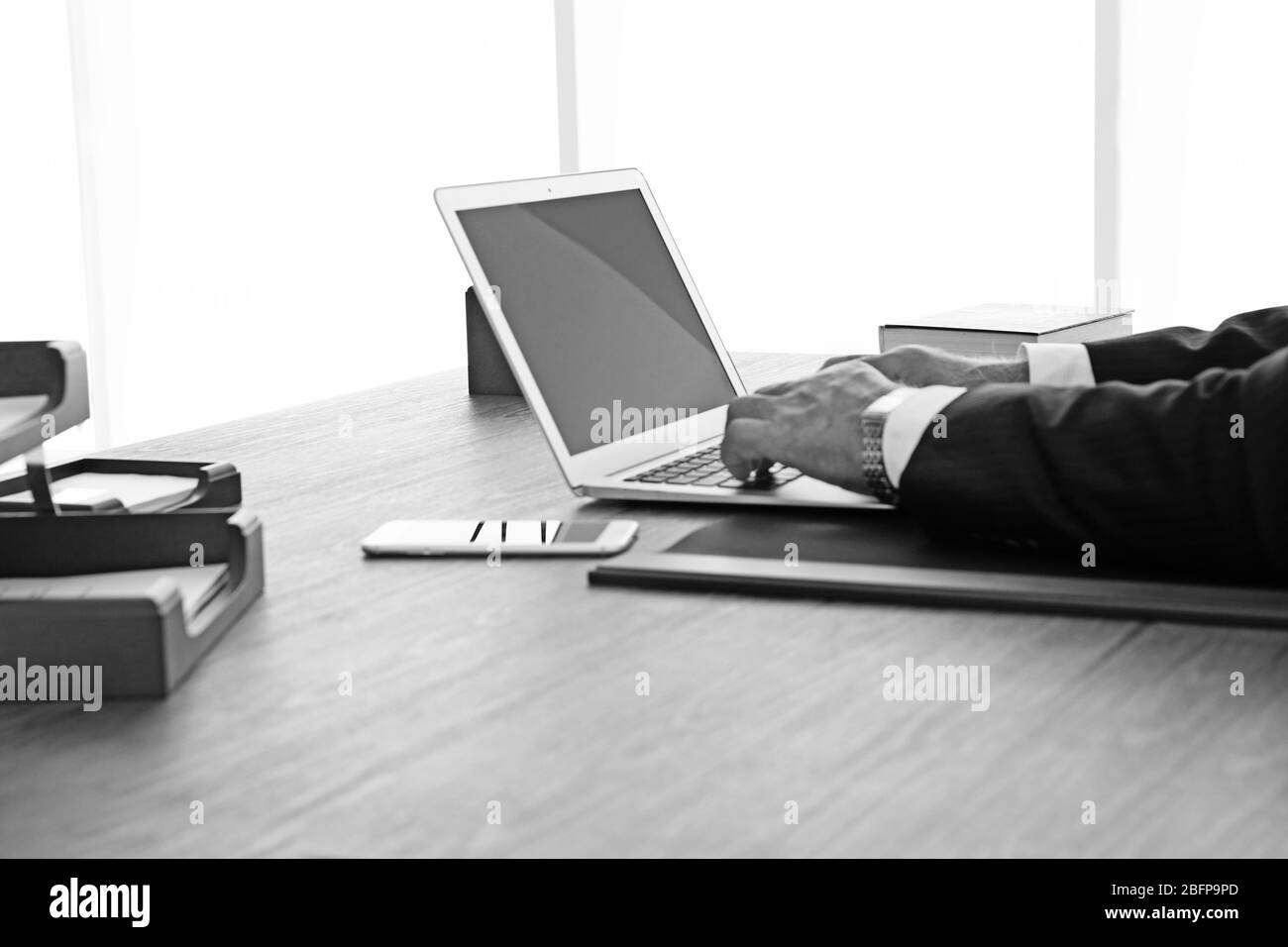 Mani di avvocato che lavorano con il laptop in ufficio. Stile retrò Foto Stock