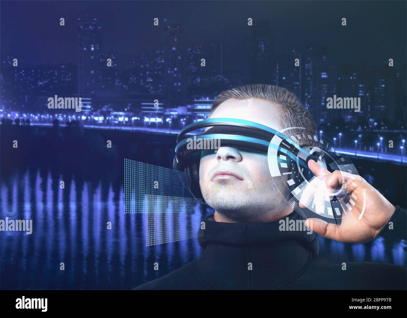 Tecnologie del concetto futuro. Uomo con occhiali futuristici Foto
