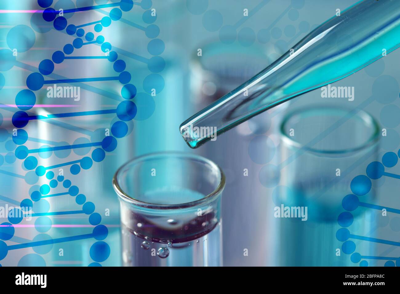 Pipettare e provetta con liquido, primo piano. Concetto di tecnologia di ricerca del DNA. Foto Stock