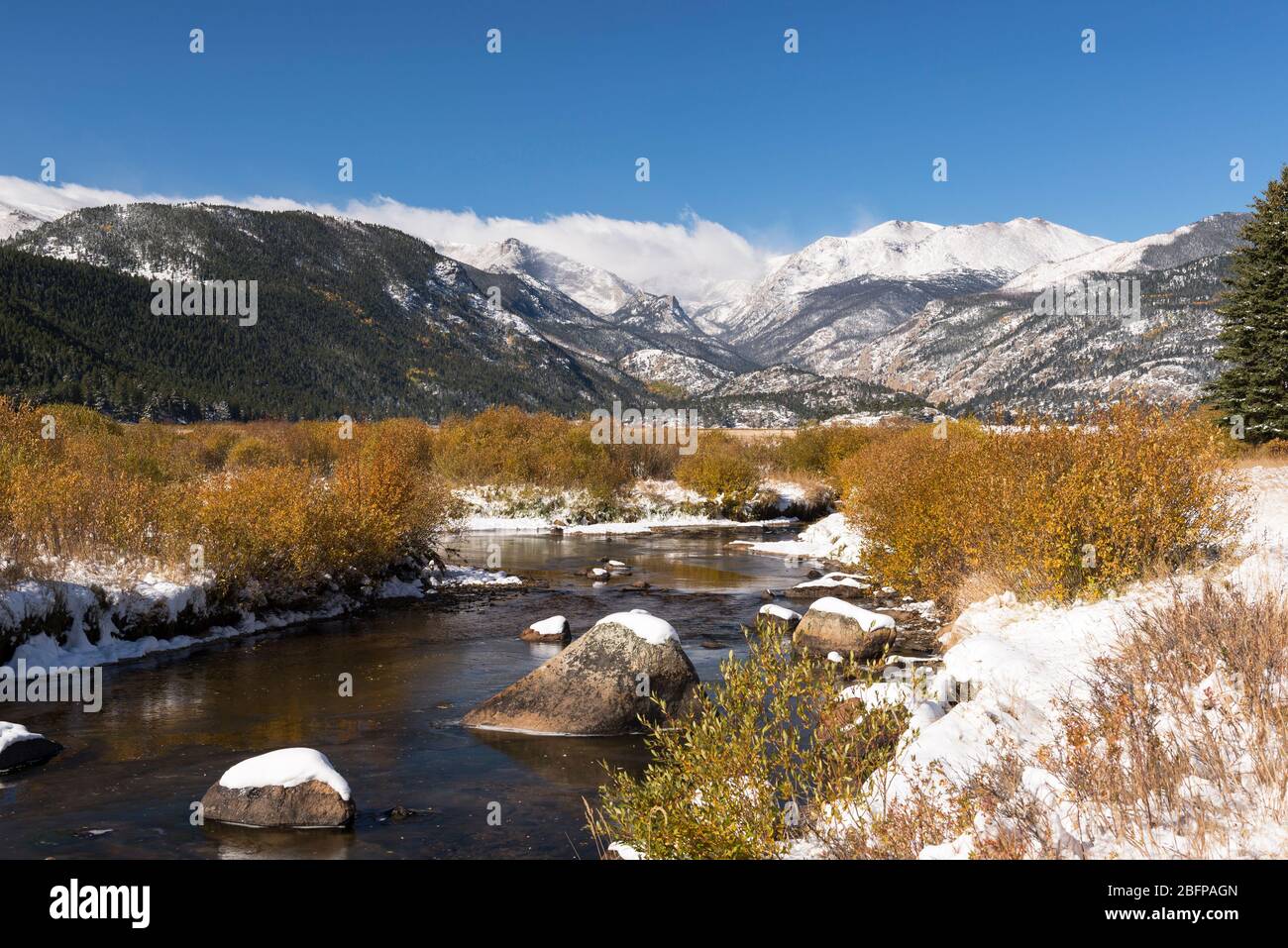 Alte vette alpine sopra il Moraine Park nel Rocky Mountain National Park dopo la prima tempesta di neve in autunno in Colorado. Foto Stock