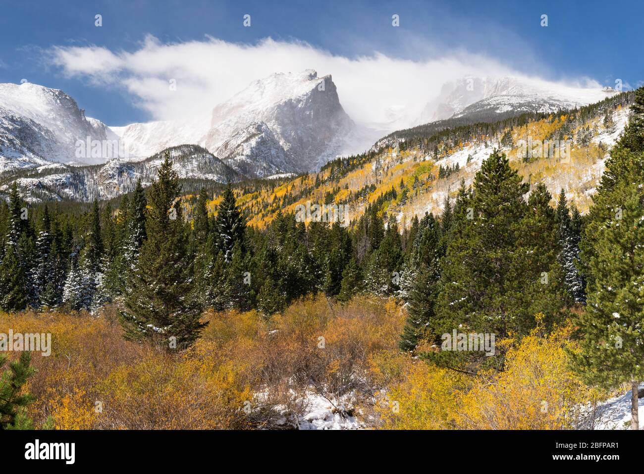 12,486 piedi Otis Peak, 12,713 piedi Hallet Peak e 12,324 piedi Flattop Mountain dopo una tempesta di neve in autunno nel Rocky Mountain National Park, Colorado. Foto Stock