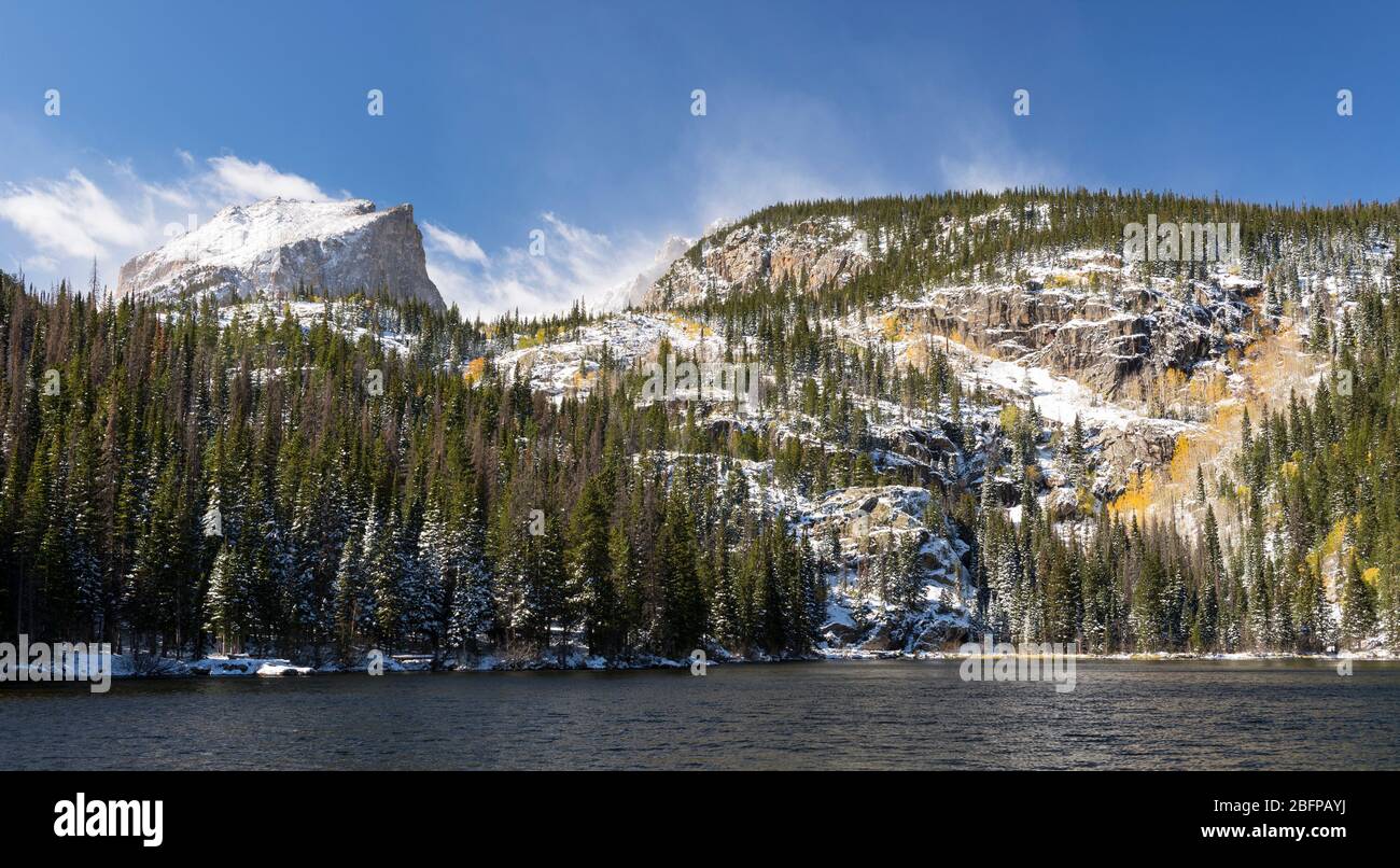Una tempesta di neve in autunno nel Rocky Mountain National Park, Colorado. Bear Lake con lo sfondo di 12,713 piedi di Hallet Peak. Foto Stock