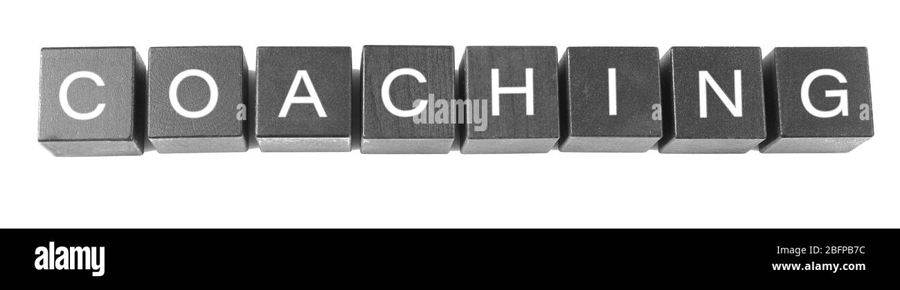 Concetto di coaching. Cubi di legno su sfondo bianco Foto Stock