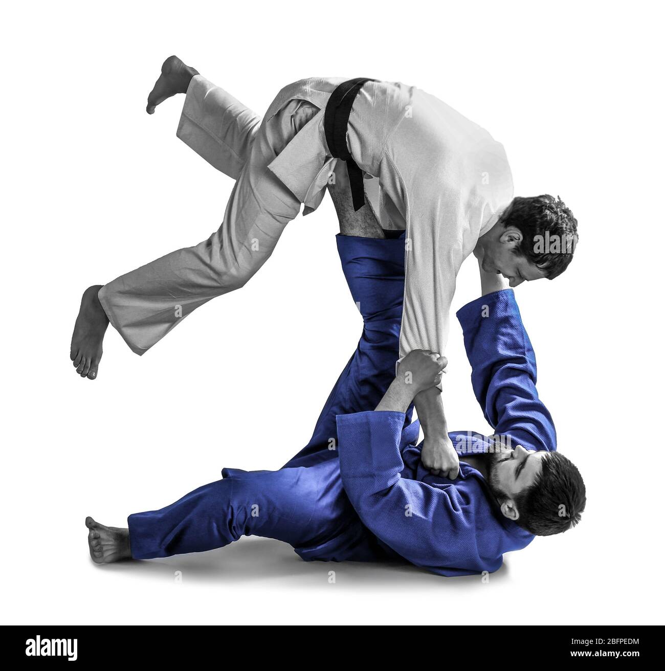 Giovani uomini sportivi che praticano arti marziali su sfondo bianco Foto Stock