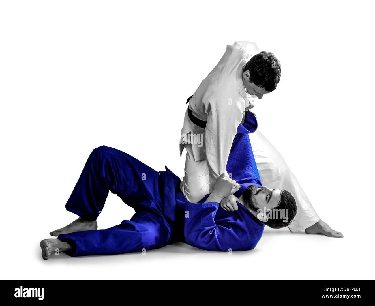 Giovani uomini sportivi che praticano arti marziali su sfondo bianco Foto Stock