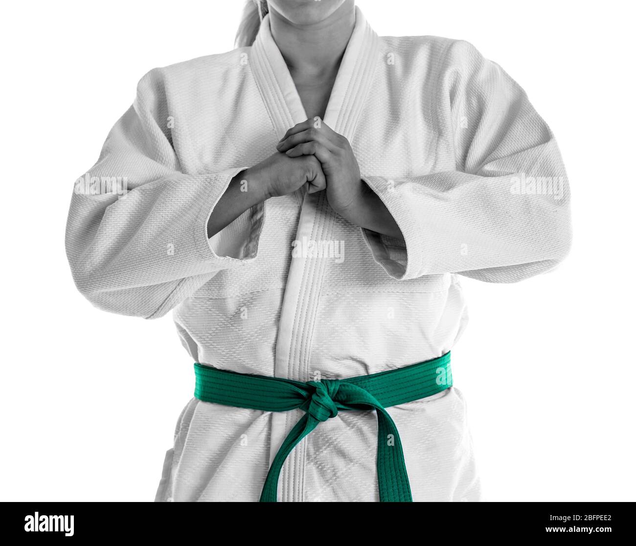Concetto di arti marziali. Giovane donna sportiva in kimono su sfondo bianco Foto Stock
