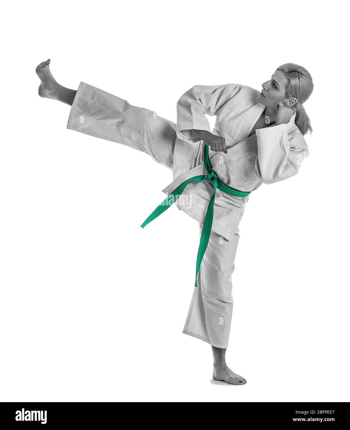 Concetto di arti marziali. Giovane donna sportiva in kimono su sfondo bianco Foto Stock