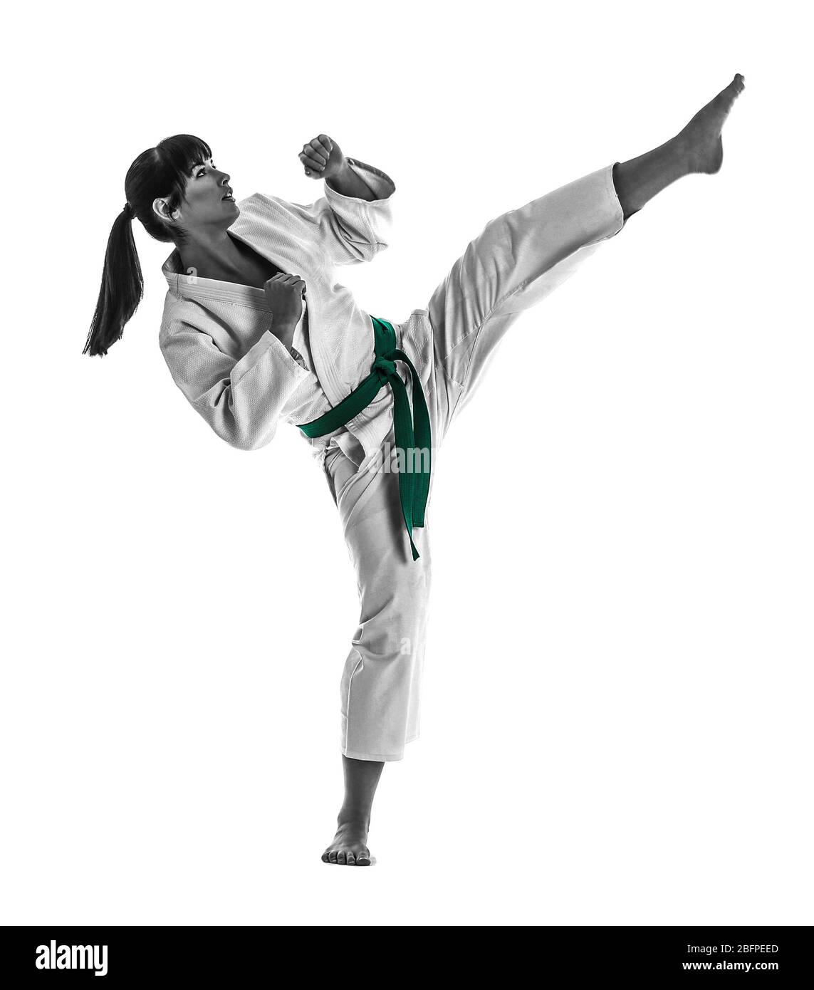 Concetto di arti marziali. Giovane donna sportiva in kimono su sfondo bianco Foto Stock