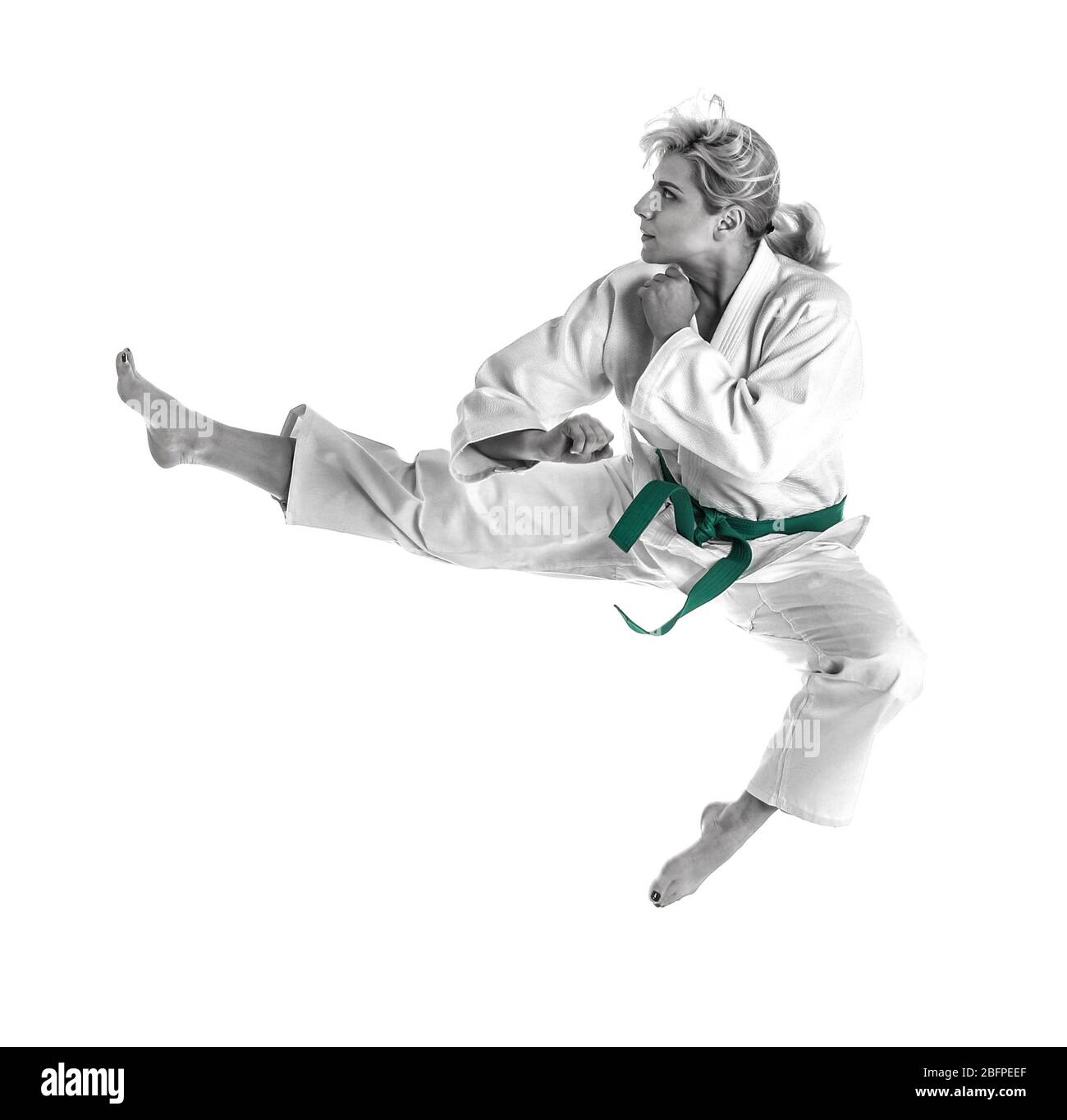 Concetto di arti marziali. Giovane donna sportiva in kimono su sfondo bianco Foto Stock