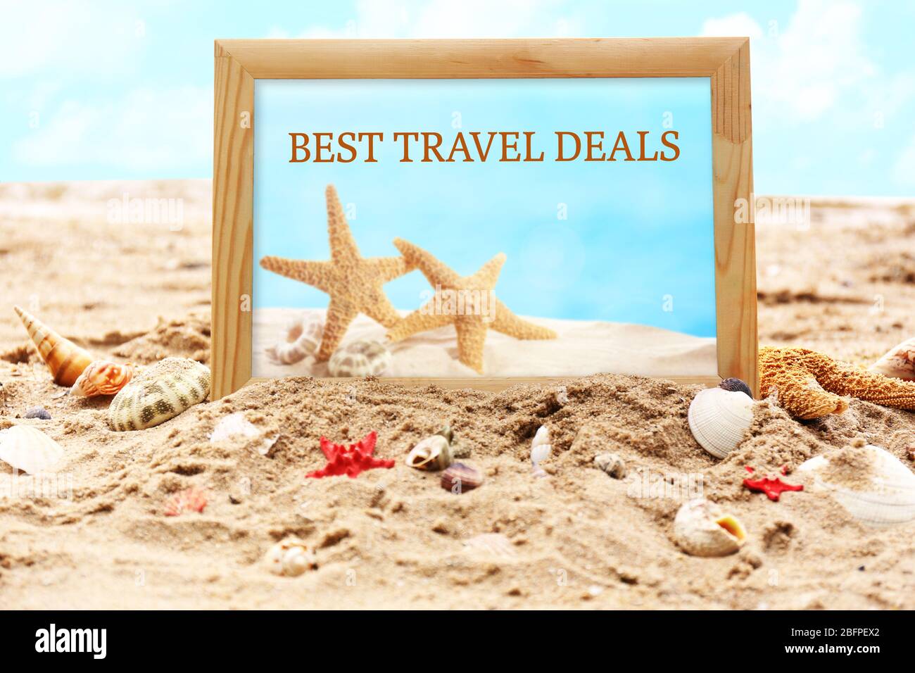 Idee Di Viaggio Cornice Fotografica E Conchiglie Su Sabbia Primo Piano Foto Stock Alamy