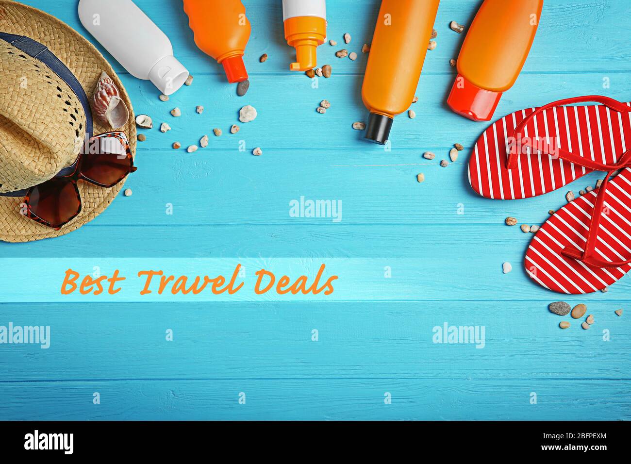 Idee di viaggio. Roba per la vacanza su sfondo di legno Foto Stock