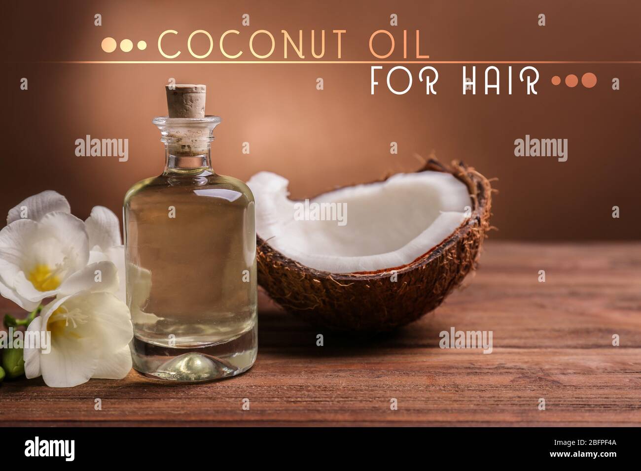 Olio di cocco per capelli. Cosmetico con fiore e noci su sfondo colore Foto Stock
