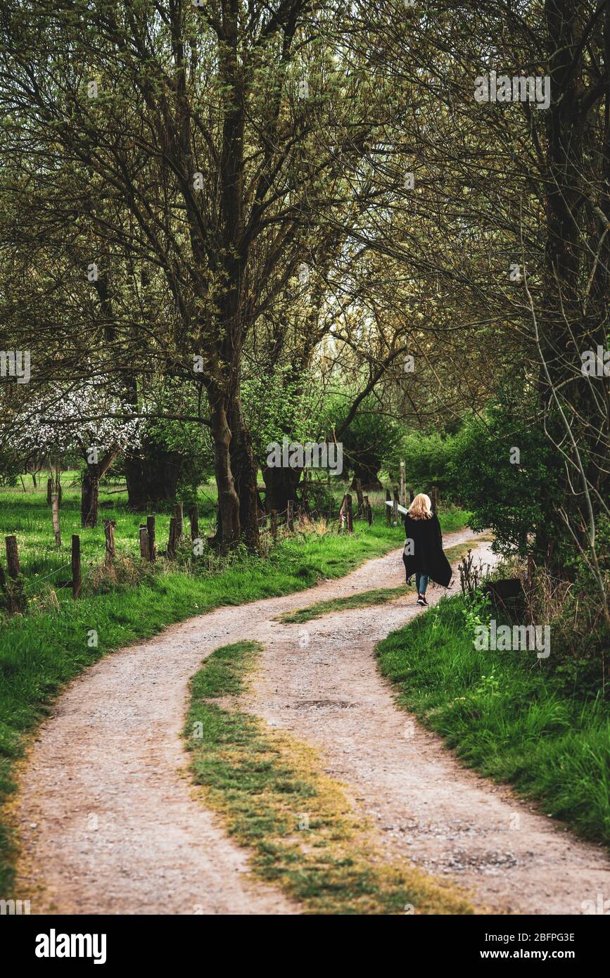 una donna sulla strada sterrata Foto Stock