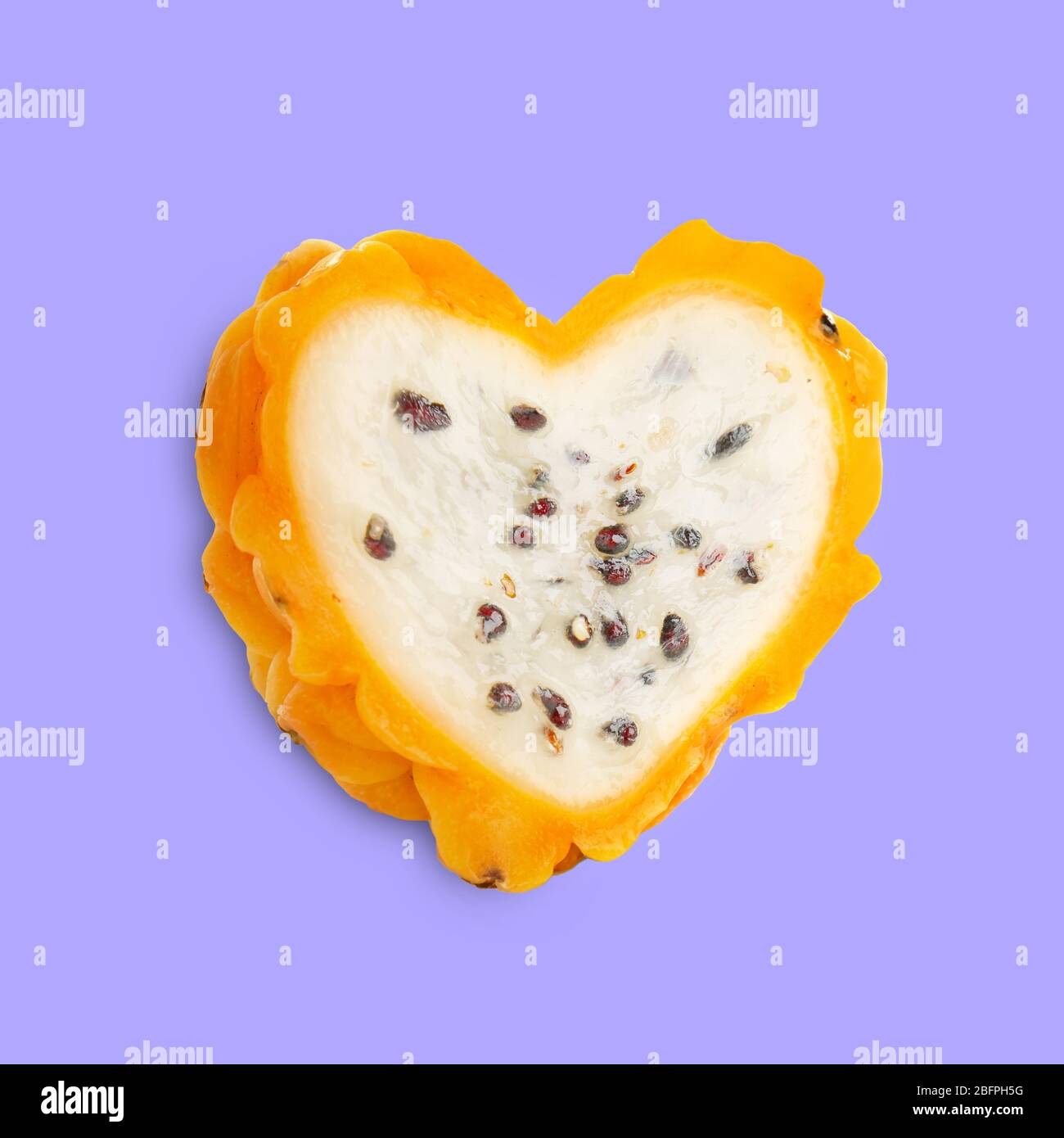 Pitahaya a forma di cuore su sfondo colorato. Concetto di superfood Foto Stock