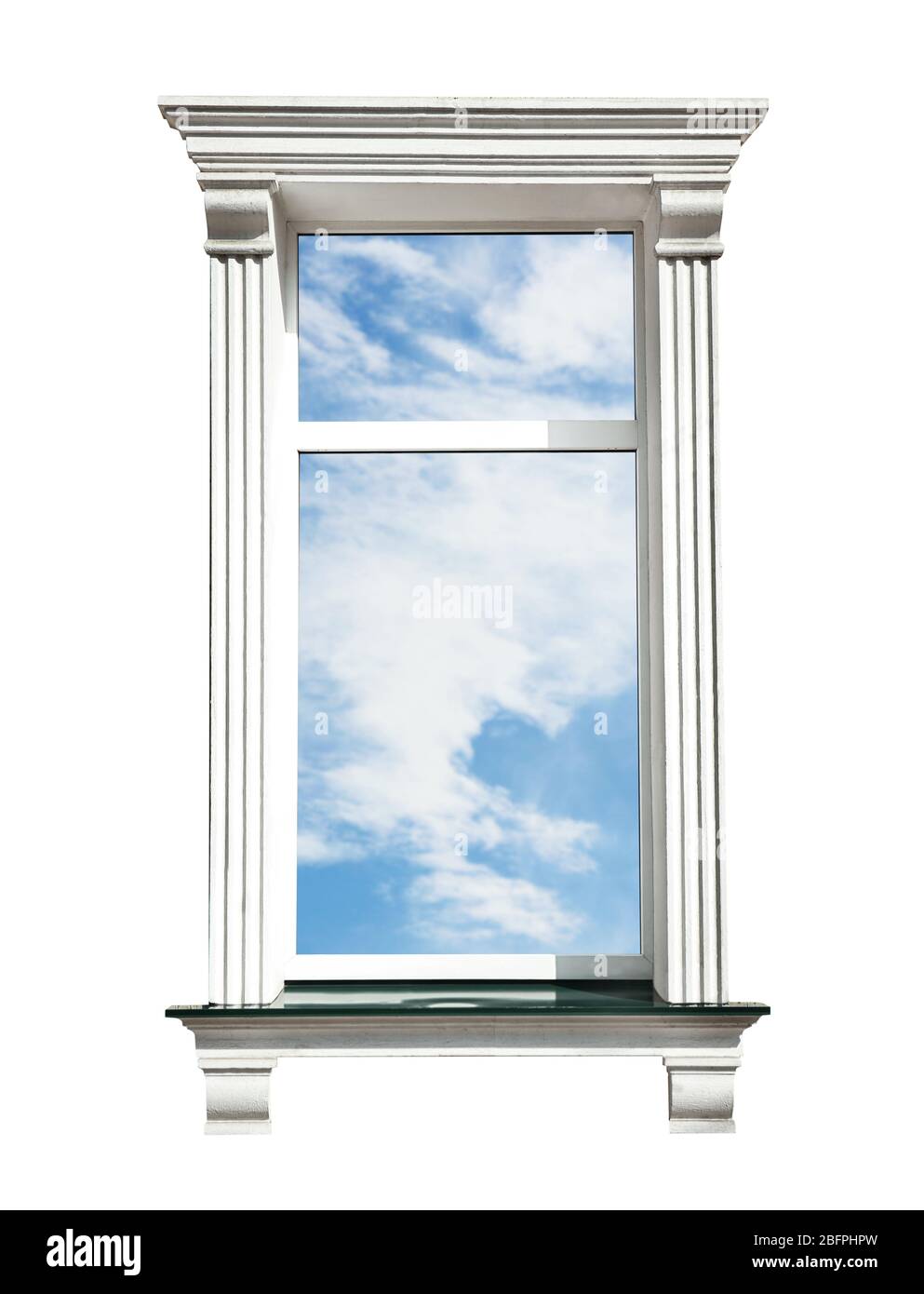 Vista del cielo blu attraverso la finestra su sfondo bianco Foto Stock