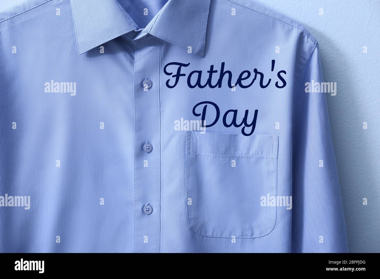 Testo DEL GIORNO DEL PADRE su camicia blu, primo piano Foto Stock
