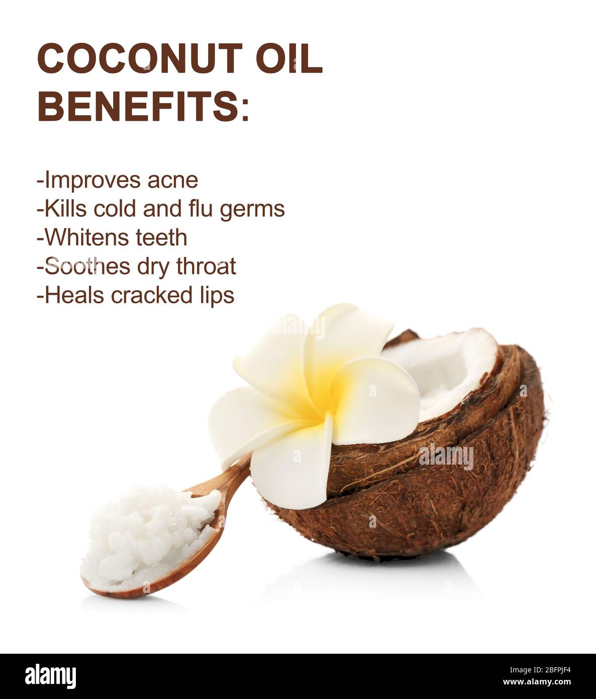 Olio di cocco in cucchiaio con noce e lista dei benefici su sfondo bianco. Concetto di bellezza Foto Stock
