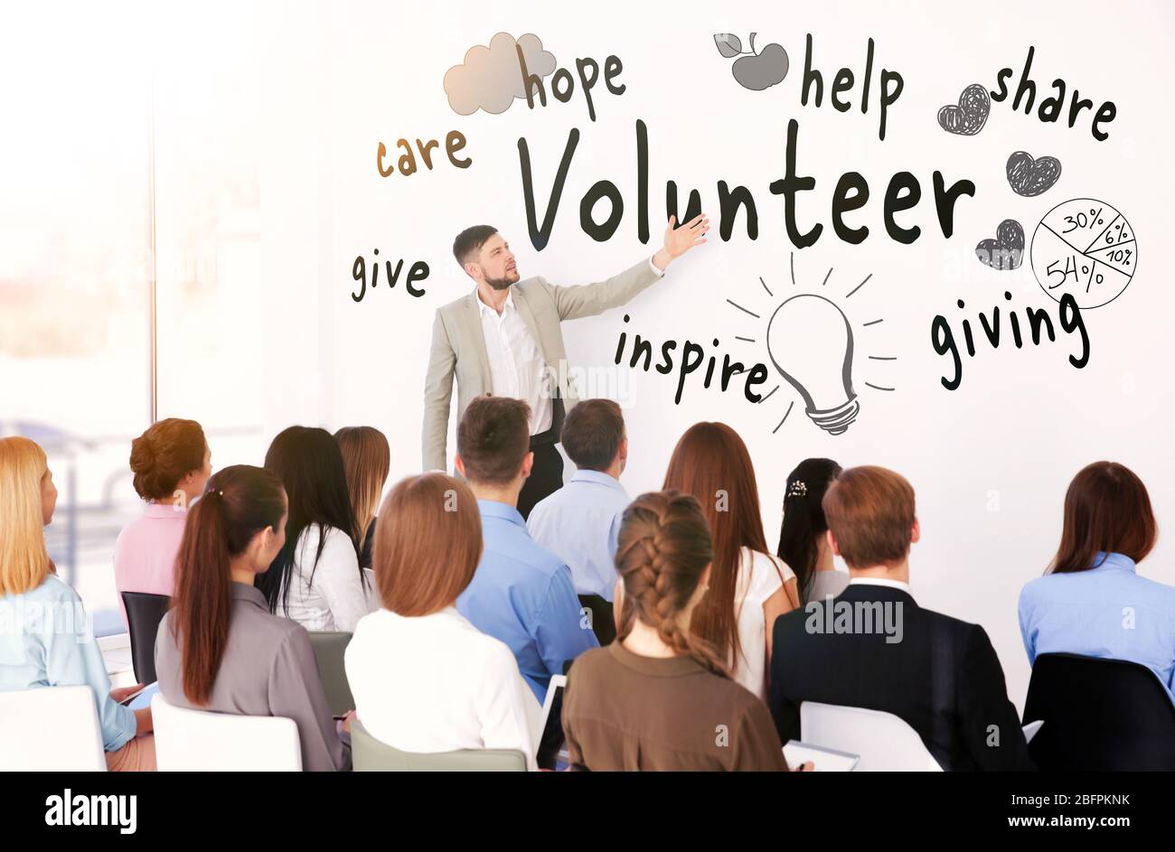 Gruppi di persone in riunione nella sala conferenze. Concetto di volontariato Foto Stock