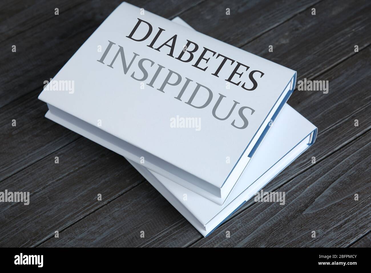 Concetto di assistenza sanitaria. Libro con titolo DIABETE INSIPIDO su sfondo di legno Foto Stock