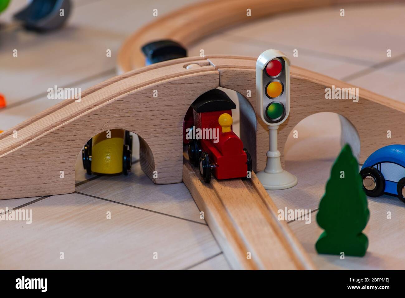 treno giocattolo in legno e ferrovie Foto Stock