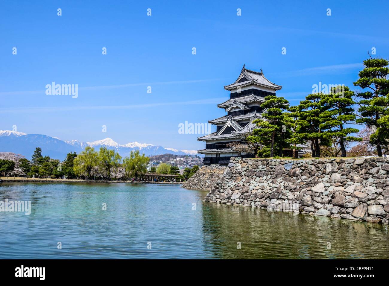 Splendido castello di Matsumoto con Alpi giapponesi sullo sfondo, Giappone Foto Stock
