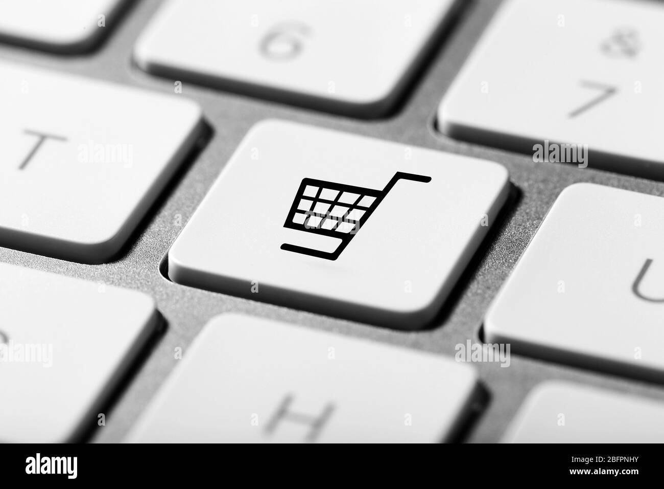 Concetto di shopping su Internet. Pulsante con icona del carrello sulla tastiera, primo piano Foto Stock