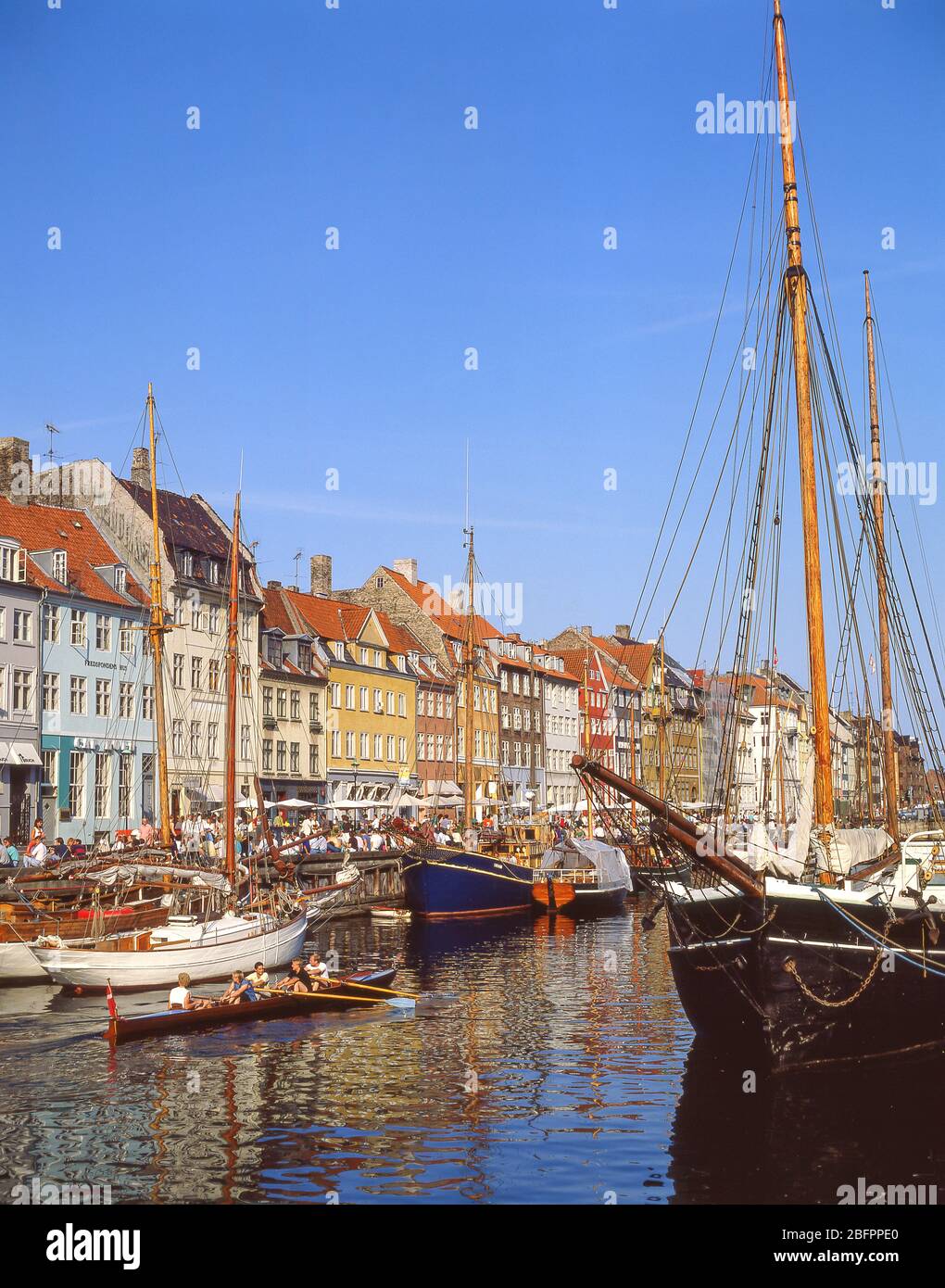 Magazzini colorati e barche a vela, Nyhaven Canal, Indre by, Copenhagen (Kobenhavn), Regno di Danimarca Foto Stock