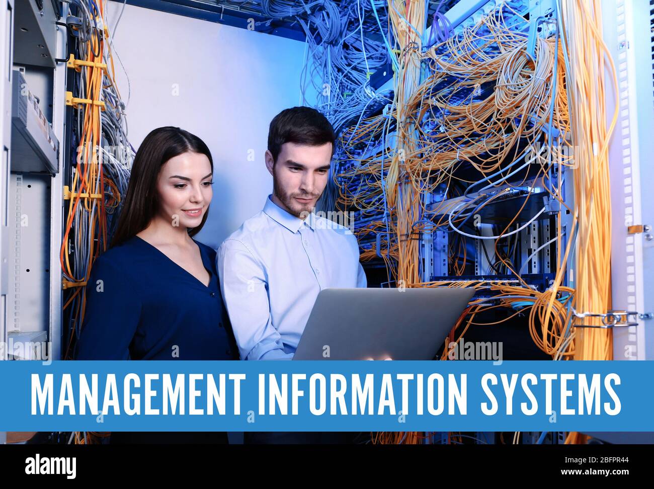 Concetto di sistemi informativi di gestione. Giovani ingegneri con notebook in sala server Foto Stock