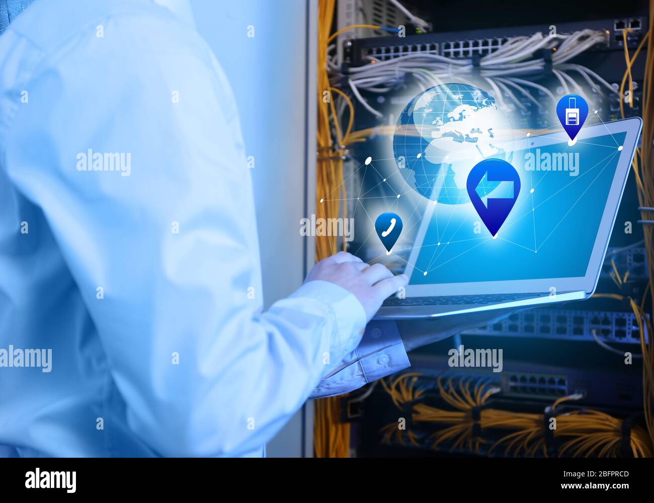 Concetto di sistemi informativi di gestione. Giovane ingegnere con notebook in sala server Foto Stock