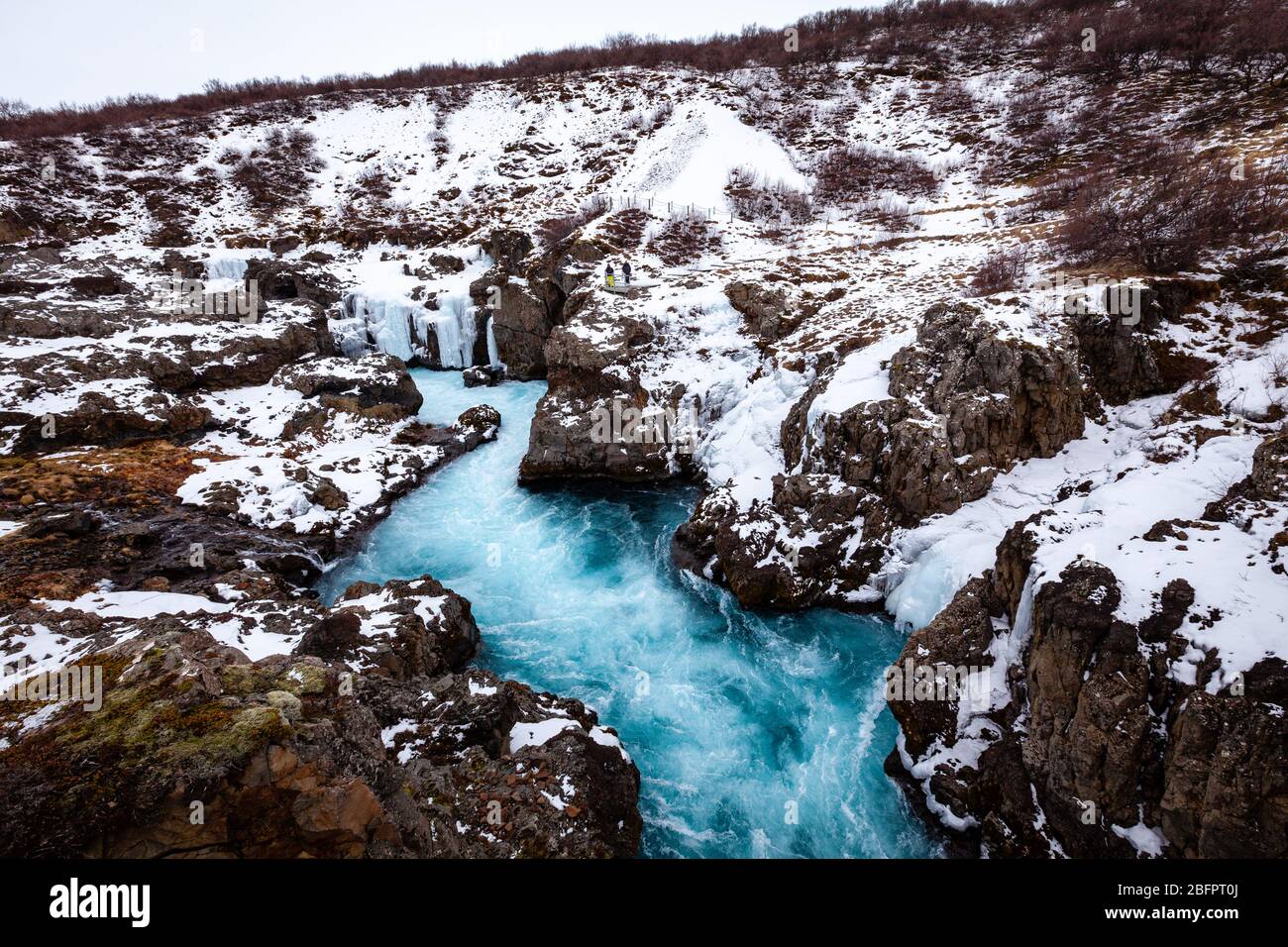 Barnafoss (Bjarnafoss) cascata vicino Hraunfossar sul fiume Hvita alimentato dal ghiacciaio nell'Islanda occidentale in inverno Foto Stock