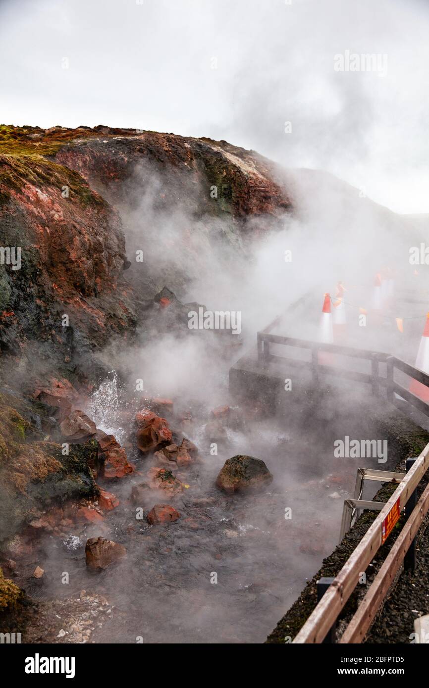Il vapore sorge fuori dalle sorgenti termali di Deildartunguhver in inverno, Borgarnes, Islanda, regioni polari Foto Stock