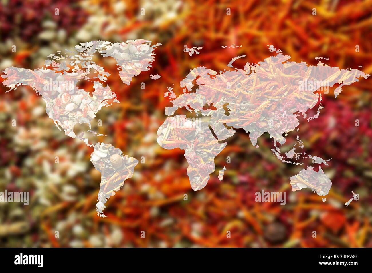 Mappa del mondo e spezie diverse sullo sfondo. Concetto logistico e all'ingrosso Foto Stock